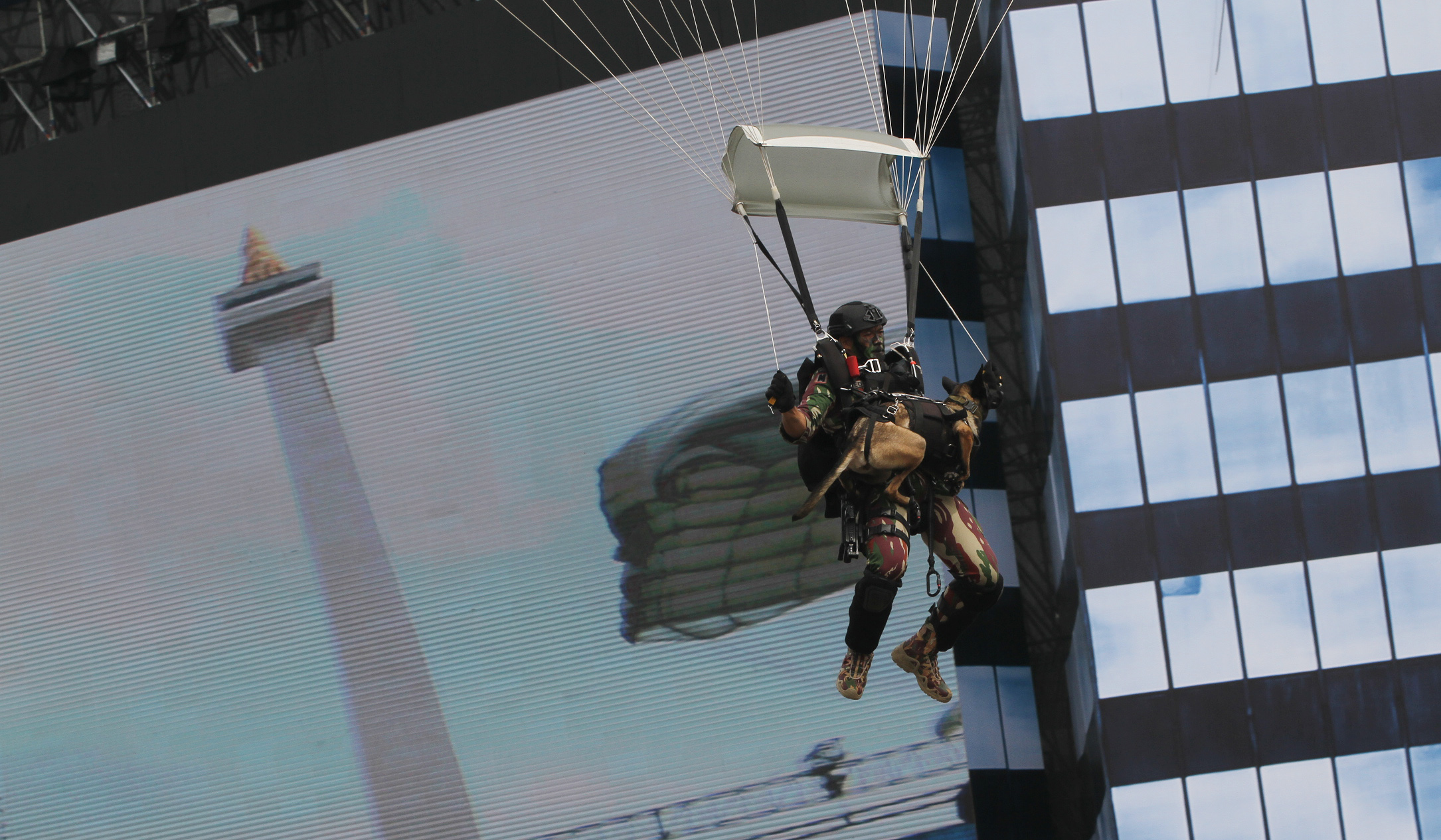 Gladi bersih HUT TNI. (Agus Priatna/SinPo.id)