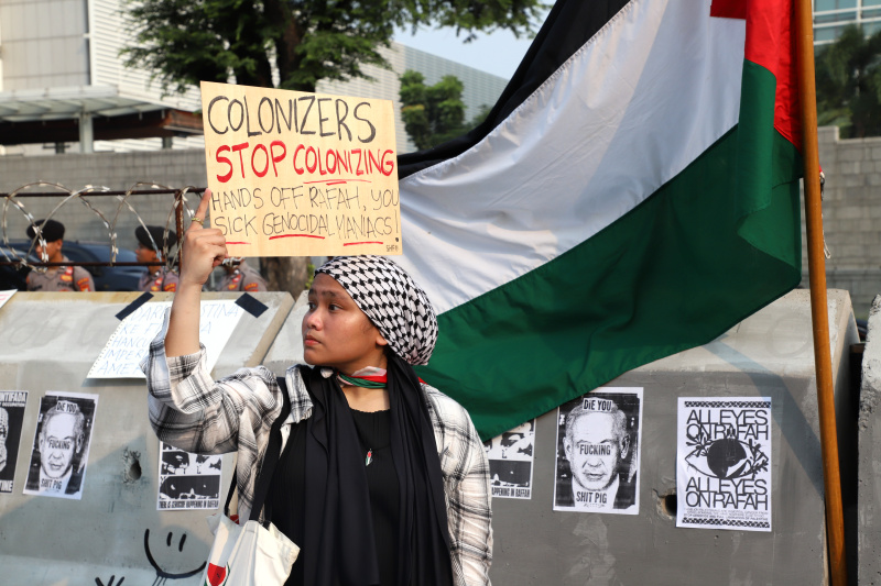 Aktivis gelar aksi solidaritas bela Palestina di depan Kedubes AS dengan membawa poster