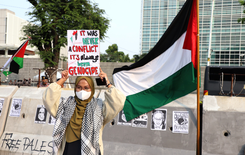 Aktivis gelar aksi solidaritas bela Palestina di depan Kedubes AS dengan membawa poster