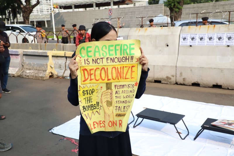 Aktivis gelar aksi solidaritas bela Palestina di depan Kedubes AS dengan membawa poster