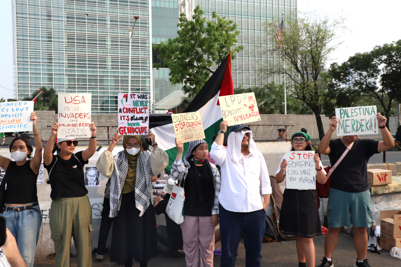 Aktivis gelar aksi solidaritas bela Palestina di depan Kedubes AS dengan membawa poster