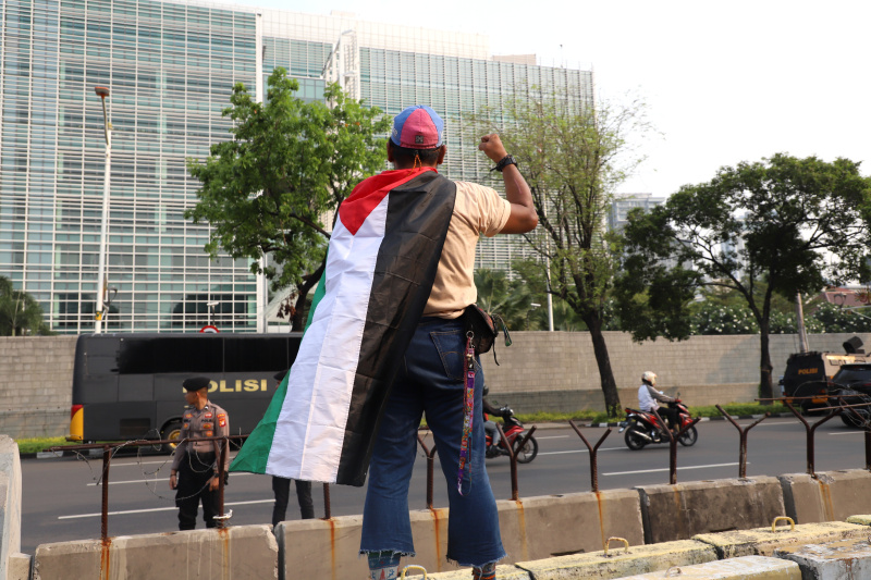 Aktivis gelar aksi solidaritas bela Palestina di depan Kedubes AS dengan membawa poster