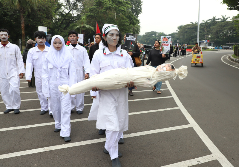 Aktivis Greenpeace menggelar aksi damai teaterikal dengan tajuk