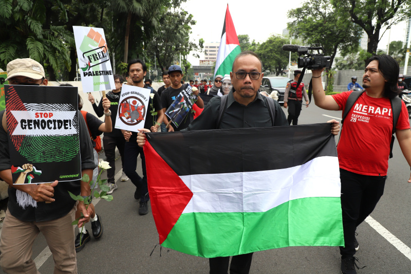 Aktivis Greenpeace menggelar aksi damai teaterikal dengan tajuk