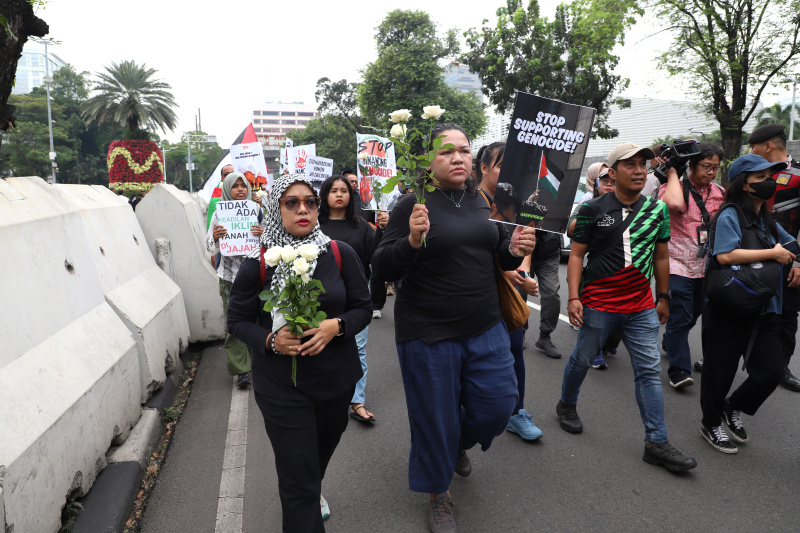 Aktivis Greenpeace menggelar aksi damai teaterikal dengan tajuk