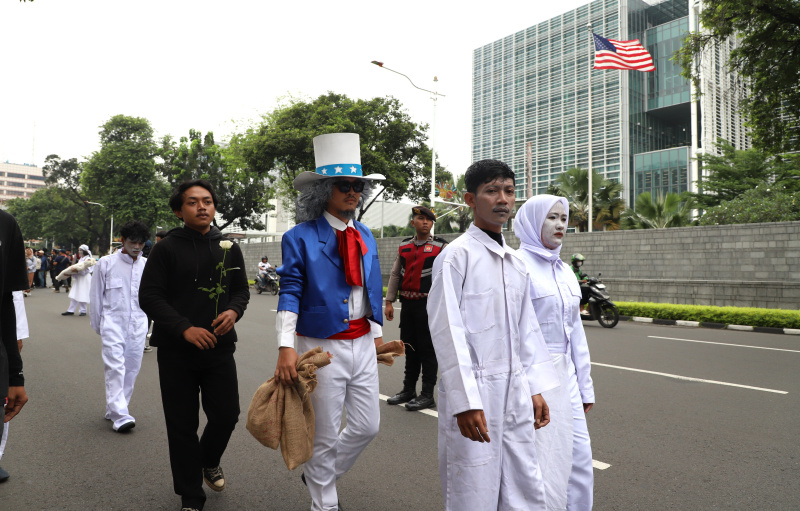 Aktivis Greenpeace menggelar aksi damai teaterikal dengan tajuk