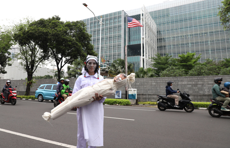 Aktivis Greenpeace menggelar aksi damai teaterikal dengan tajuk