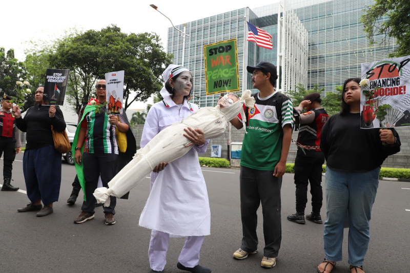 Aktivis Greenpeace menggelar aksi damai teaterikal dengan tajuk