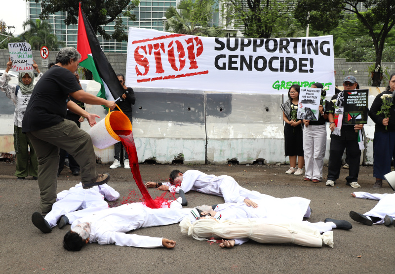 Aktivis Greenpeace menggelar aksi damai teaterikal dengan tajuk