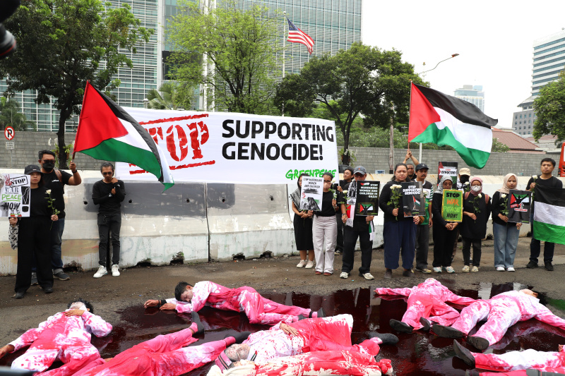 Aktivis Greenpeace menggelar aksi damai teaterikal dengan tajuk