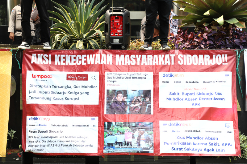 Aktivis Sidoarjo menggelar aksi demo depan Gedung KPK untuk segera menangkap tersangka Bupati Sidoarjo Gus Muhdlor sesuai hukum (Ashar/SinPo.id)