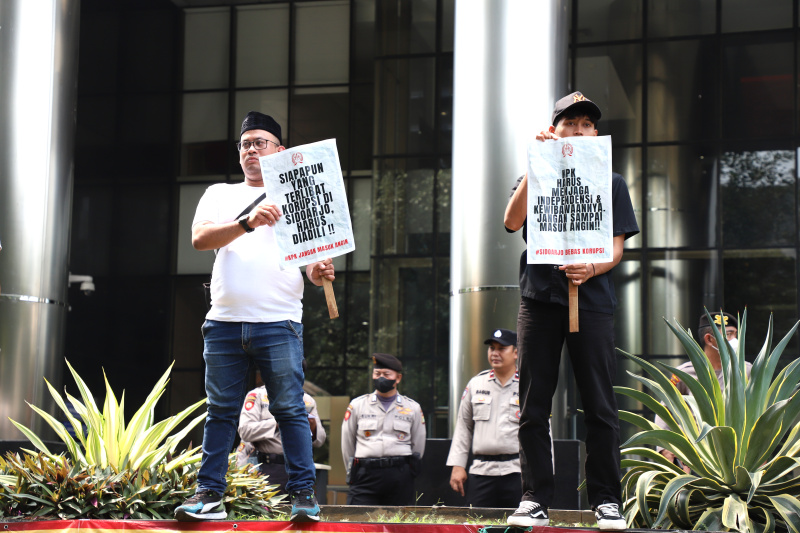 Aktivis Sidoarjo menggelar aksi demo depan Gedung KPK untuk segera menangkap tersangka Bupati Sidoarjo Gus Muhdlor sesuai hukum (Ashar/SinPo.id)