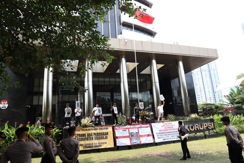 Aktivis Sidoarjo menggelar aksi demo depan Gedung KPK untuk segera menangkap tersangka Bupati Sidoarjo Gus Muhdlor sesuai hukum (Ashar/SinPo.id)