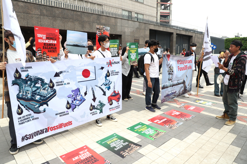 Aktivis WALHI gekar aksi demo memgenai pendanaan pemerintah Jepang atas proyek gas fosi di depan Kedutaan Besar Jepang (Ashar/SinPo.id)