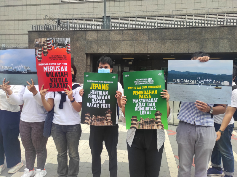 Aktivis WALHI gekar aksi demo memgenai pendanaan pemerintah Jepang atas proyek gas fosi di depan Kedutaan Besar Jepang (Ashar/SinPo.id)