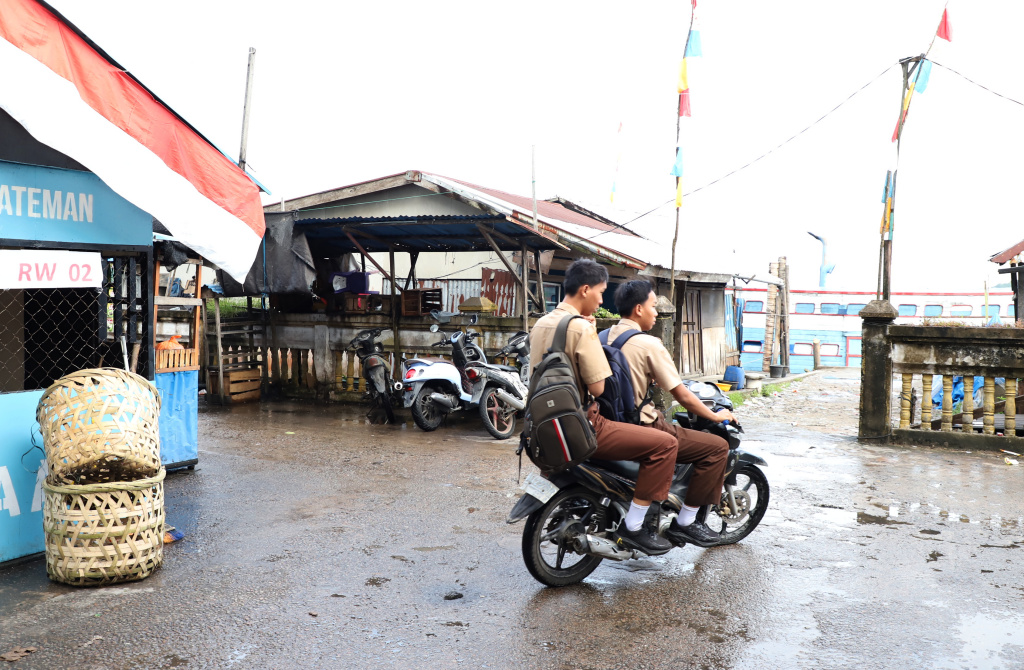 Aktivitas Anak Pulau Pucung Sebrangi Sungai Guntung Indragiri hilir Riau untuk berangkat ke Sekolah (Ashar/SinPo.id)
