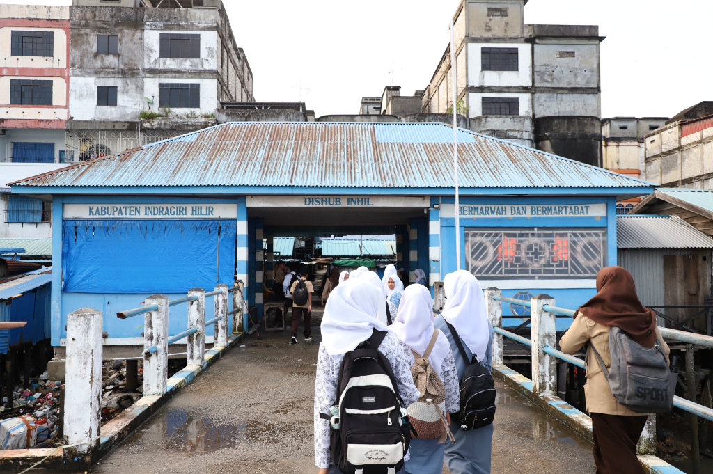 Aktivitas Anak Pulau Pucung Sebrangi Sungai Guntung Indragiri hilir Riau untuk berangkat ke Sekolah (Ashar/SinPo.id)