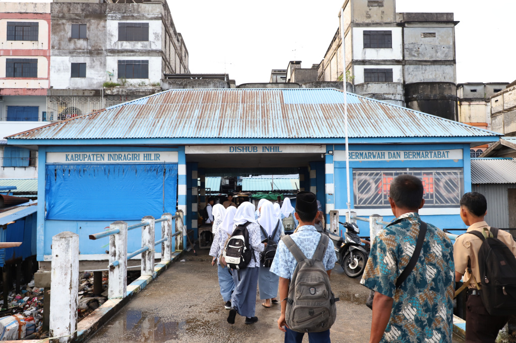 Aktivitas Anak Pulau Pucung Sebrangi Sungai Guntung Indragiri hilir Riau untuk berangkat ke Sekolah (Ashar/SinPo.id)