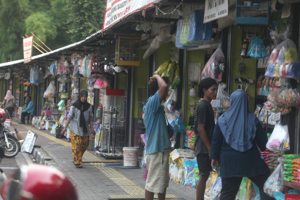 Pemkot DKI Jakarta Selatan berencana akan merelokasi para pedagang Pasar Burung Barito (Ashar/SinPo.id)