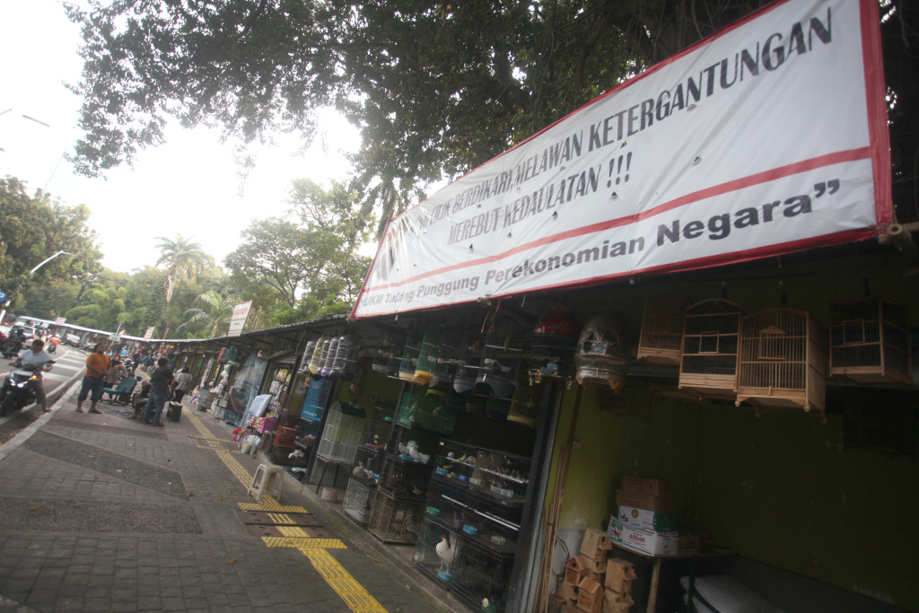 Pemkot DKI Jakarta Selatan berencana akan merelokasi para pedagang Pasar Burung Barito (Ashar/SinPo.id)