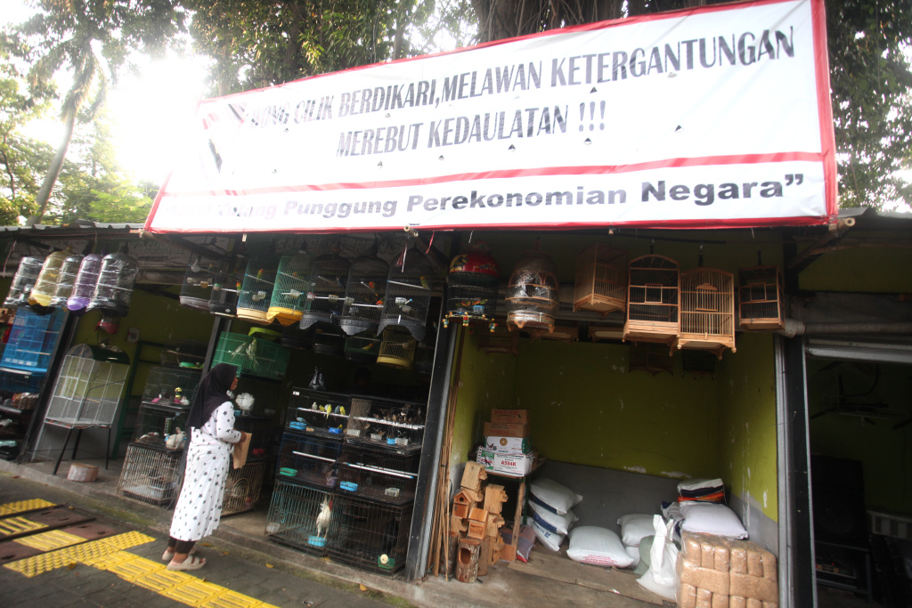 Pemkot DKI Jakarta Selatan berencana akan merelokasi para pedagang Pasar Burung Barito (Ashar/SinPo.id)