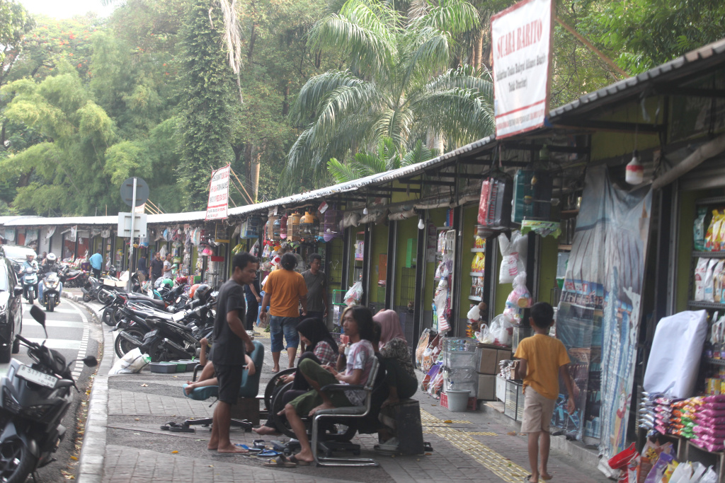 Pemkot DKI Jakarta Selatan berencana akan merelokasi para pedagang Pasar Burung Barito (Ashar/SinPo.id)
