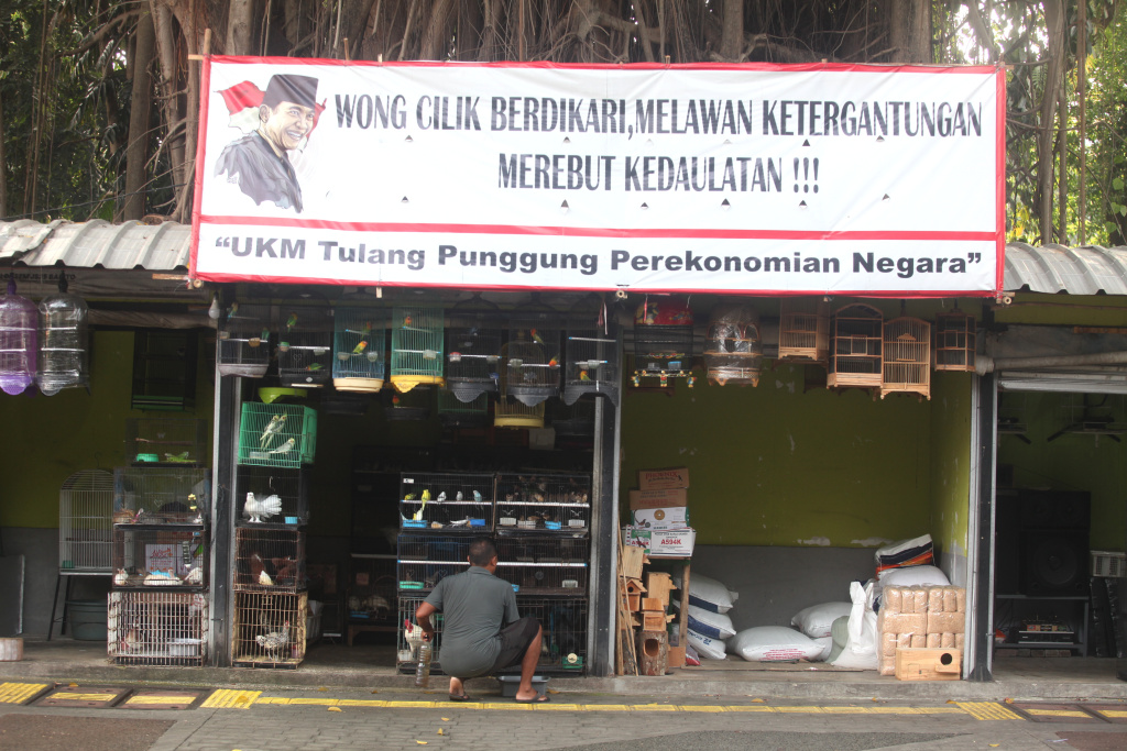 Pemkot DKI Jakarta Selatan berencana akan merelokasi para pedagang Pasar Burung Barito (Ashar/SinPo.id)