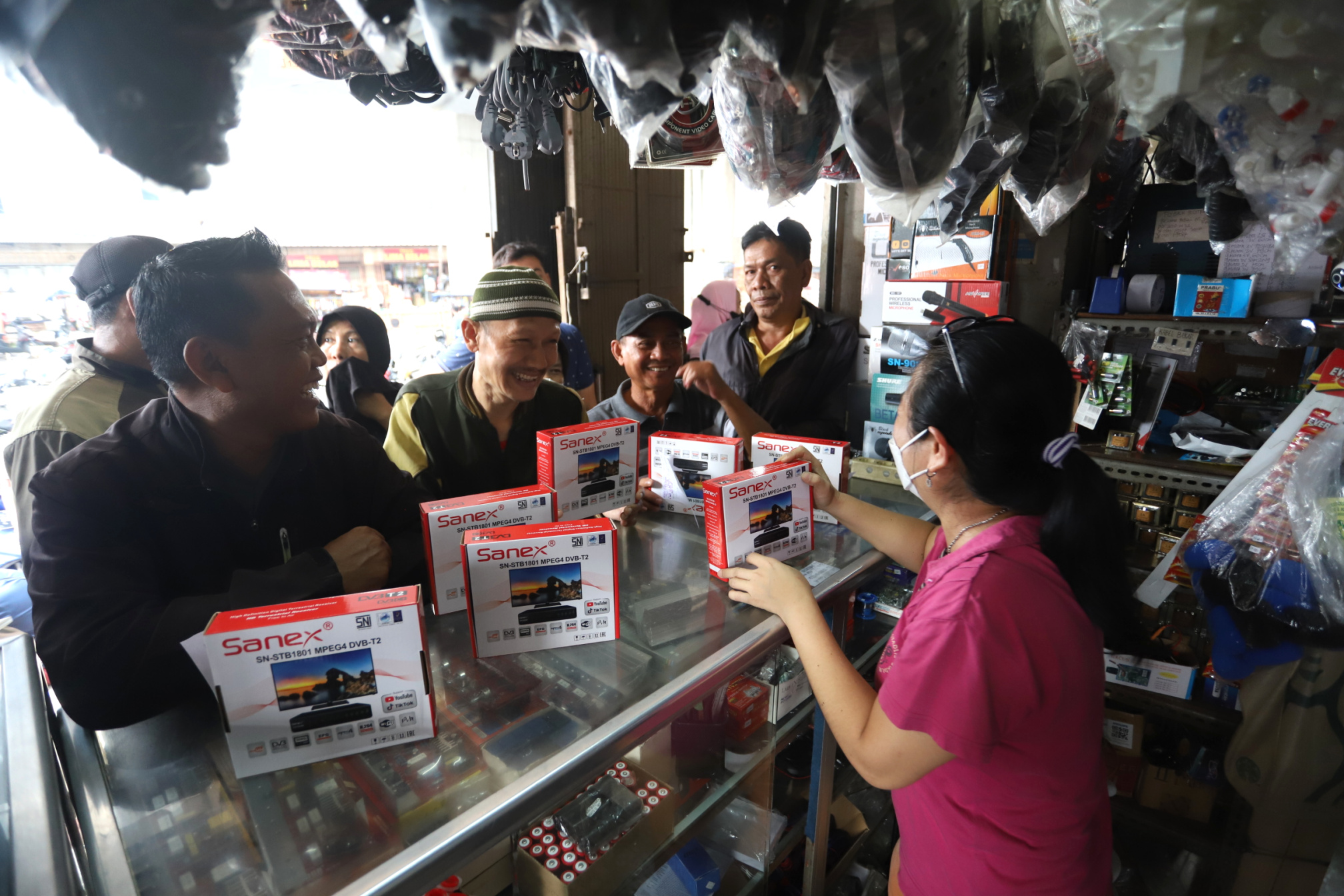Warga antre membeli alat Set Top Box (STB) TV digital di pusat elektronik Pasar Kebayoran Lama (Ashar/SinPo.id)