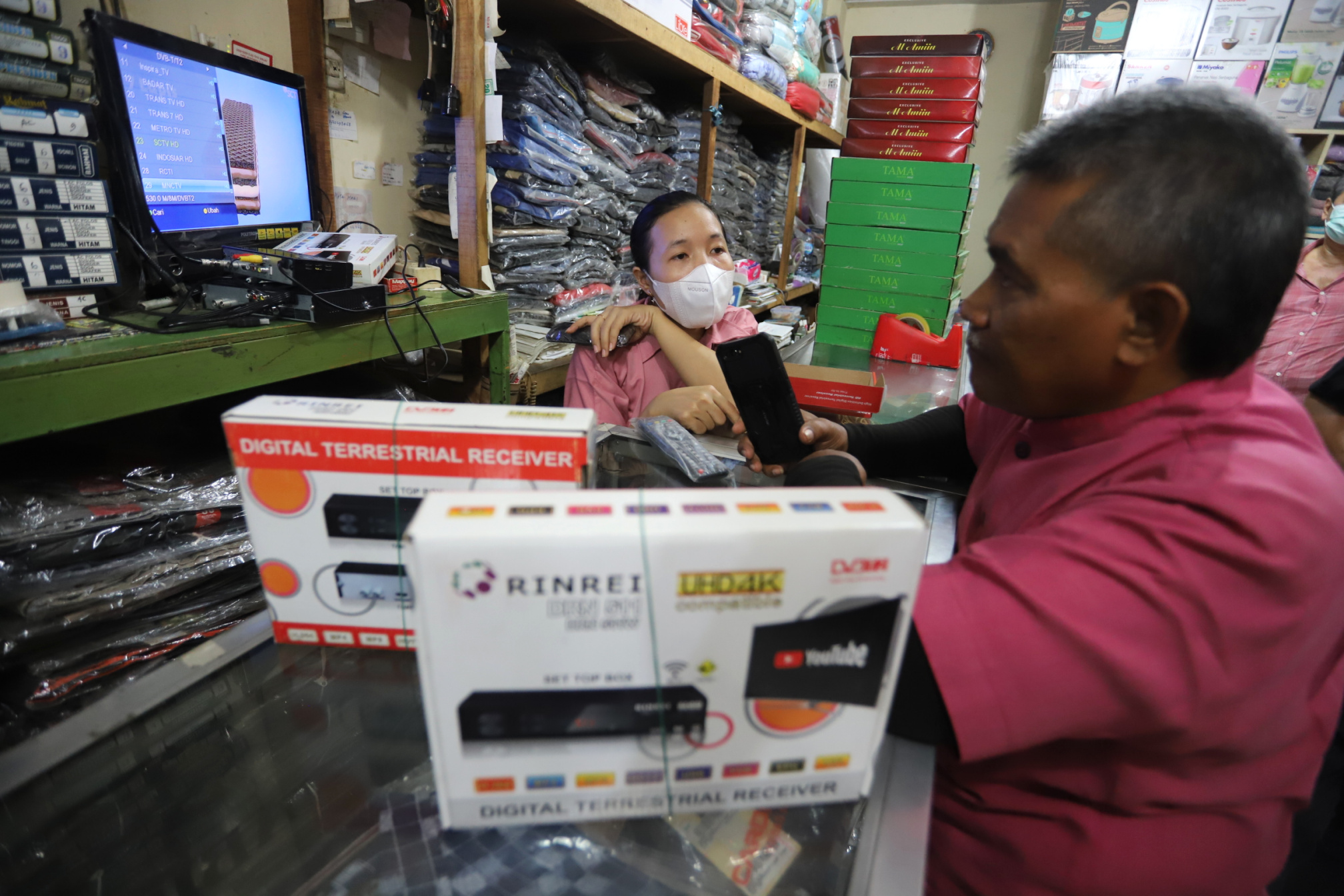 Warga antre membeli alat Set Top Box (STB) TV digital di pusat elektronik Pasar Kebayoran Lama (Ashar/SinPo.id)