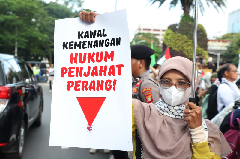 Aliansi Pemuda Indonesia Untuk Palestina gelar aksi damai demo merayakan kemenangan gaza atas genjatan senjata permanen yang berlaku dari 19 Januari (Ashar/SinPo.id)