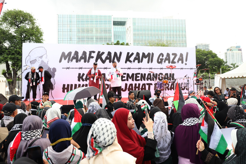 Aliansi Pemuda Indonesia Untuk Palestina gelar aksi damai demo merayakan kemenangan gaza atas genjatan senjata permanen yang berlaku dari 19 Januari (Ashar/SinPo.id)