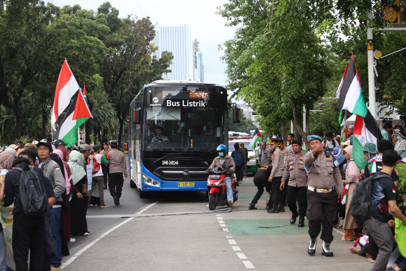 Aliansi Pemuda Indonesia Untuk Palestina gelar aksi damai demo merayakan kemenangan gaza atas genjatan senjata permanen yang berlaku dari 19 Januari (Ashar/SinPo.id)