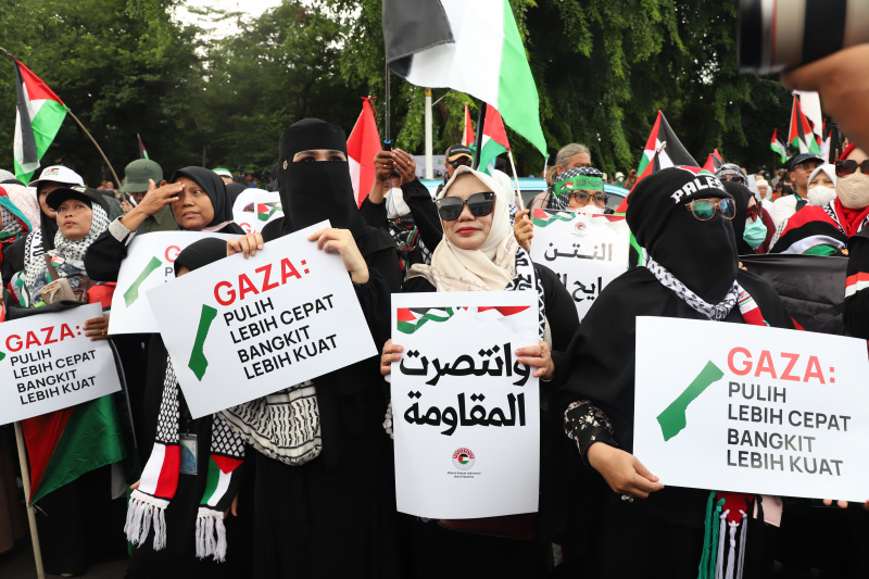 Aliansi Pemuda Indonesia Untuk Palestina gelar aksi damai demo merayakan kemenangan gaza atas genjatan senjata permanen yang berlaku dari 19 Januari (Ashar/SinPo.id)