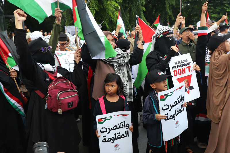 Aliansi Pemuda Indonesia Untuk Palestina gelar aksi damai demo merayakan kemenangan gaza atas genjatan senjata permanen yang berlaku dari 19 Januari (Ashar/SinPo.id)