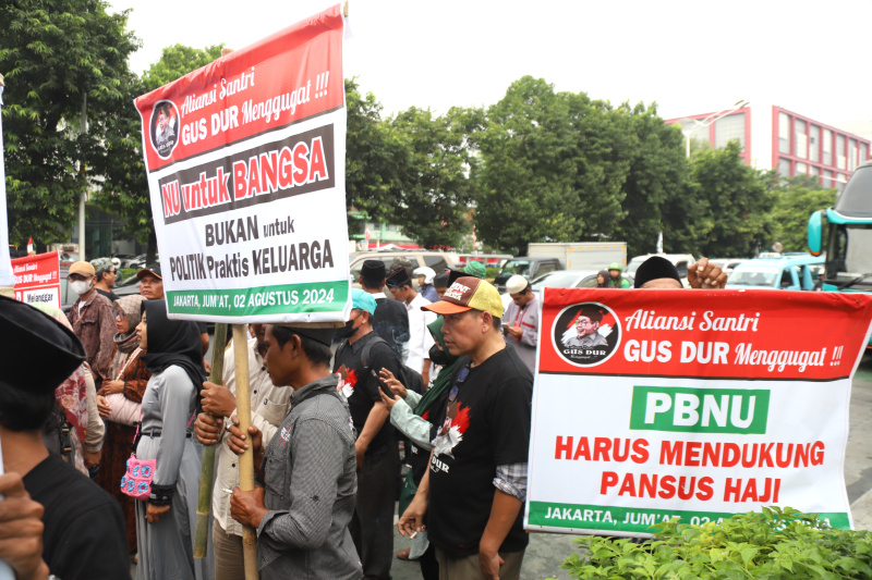 Aliansi Santri Gusdur gelar aksi damai di depan kantor PBNU (Ashar/SinPo.id)