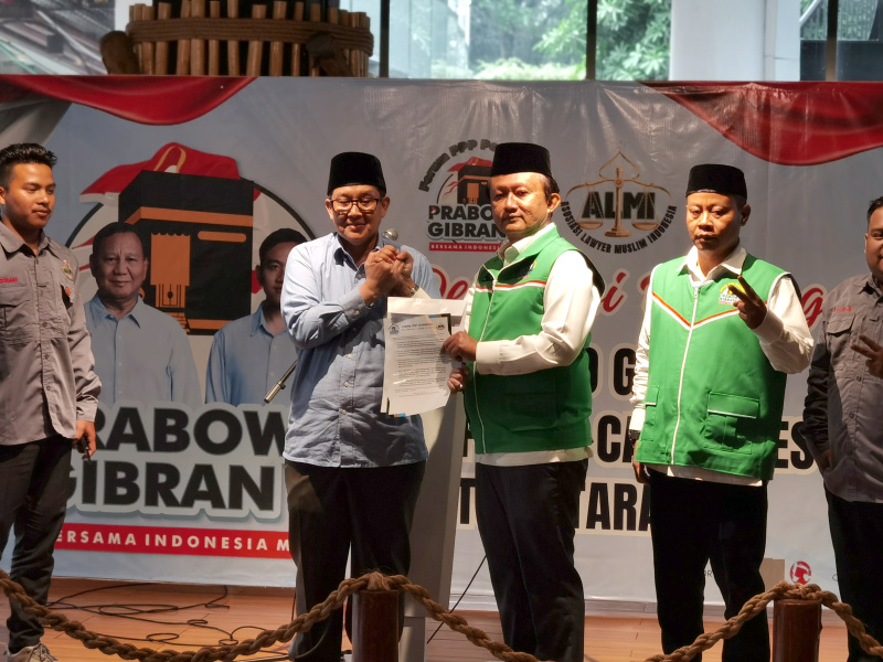 Relawan Alumni Lawyer Muslim Indonesia (ALMI) dan Angkatan Muda Kabah PPP (AMK) deklarasi dukung Prabowo-Gibran (Ashar/SinPo.id)
