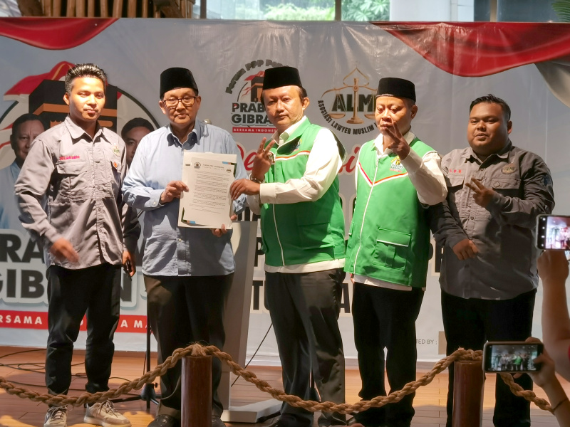 Relawan Alumni Lawyer Muslim Indonesia (ALMI) dan Angkatan Muda Kabah PPP (AMK) deklarasi dukung Prabowo-Gibran (Ashar/SinPo.id)