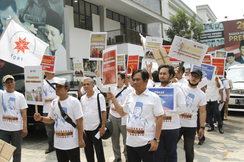 Relawan yang tergabung dalam Alumni aktivitis muda lintas organisasi yang tergabung dalam Kolaborasi Patriot Indonesia (KOPI) mendeklarasikan mendukung Prabowo sebagai Presiden 2024 (Ashar/SinPo.id)
