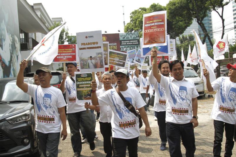Relawan yang tergabung dalam Alumni aktivitis muda lintas organisasi yang tergabung dalam Kolaborasi Patriot Indonesia (KOPI) mendeklarasikan mendukung Prabowo sebagai Presiden 2024 (Ashar/SinPo.id)
