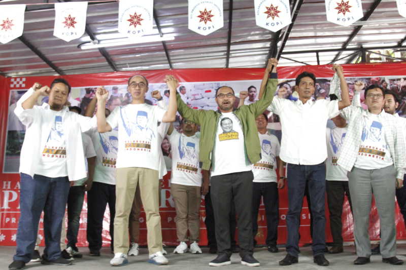 Relawan yang tergabung dalam Alumni aktivitis muda lintas organisasi yang tergabung dalam Kolaborasi Patriot Indonesia (KOPI) mendeklarasikan mendukung Prabowo sebagai Presiden 2024 (Ashar/SinPo.id)