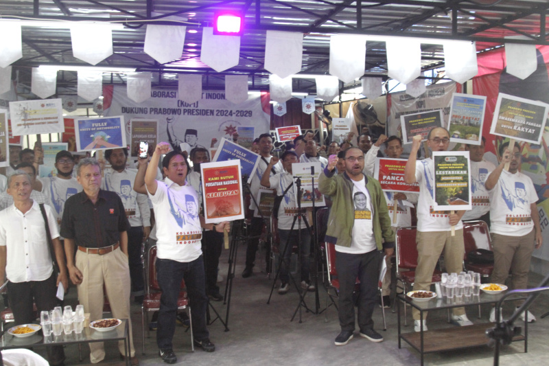 Relawan yang tergabung dalam Alumni aktivitis muda lintas organisasi yang tergabung dalam Kolaborasi Patriot Indonesia (KOPI) mendeklarasikan mendukung Prabowo sebagai Presiden 2024 (Ashar/SinPo.id)