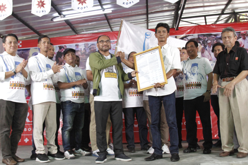 Relawan yang tergabung dalam Alumni aktivitis muda lintas organisasi yang tergabung dalam Kolaborasi Patriot Indonesia (KOPI) mendeklarasikan mendukung Prabowo sebagai Presiden 2024 (Ashar/SinPo.id)