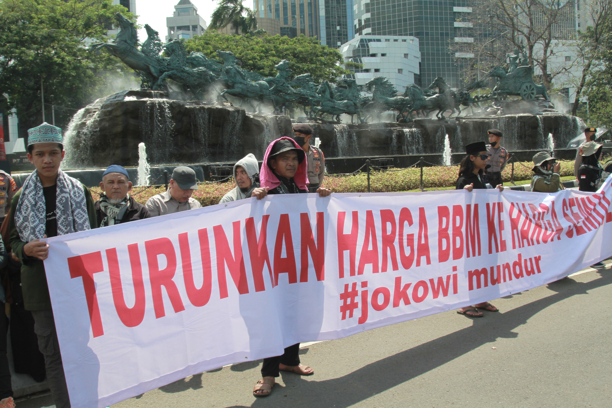 Alumni PA 212 dan GNPF gelar aksi demo tolak kenaikan BBM di patung kuda (Ashar/SinPo.id)