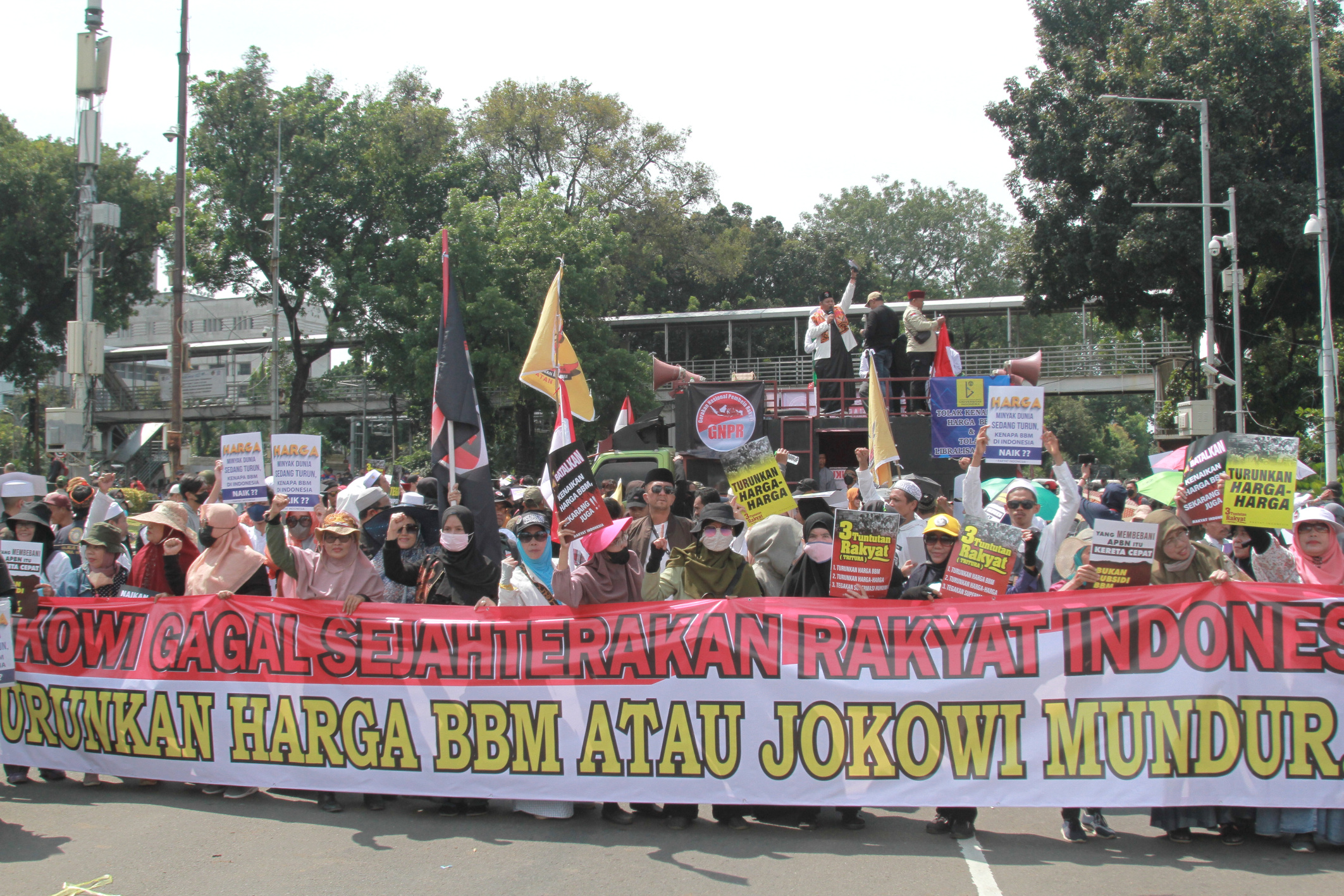 Alumni PA 212 dan GNPF gelar aksi demo tolak kenaikan BBM di patung kuda (Ashar/SinPo.id)