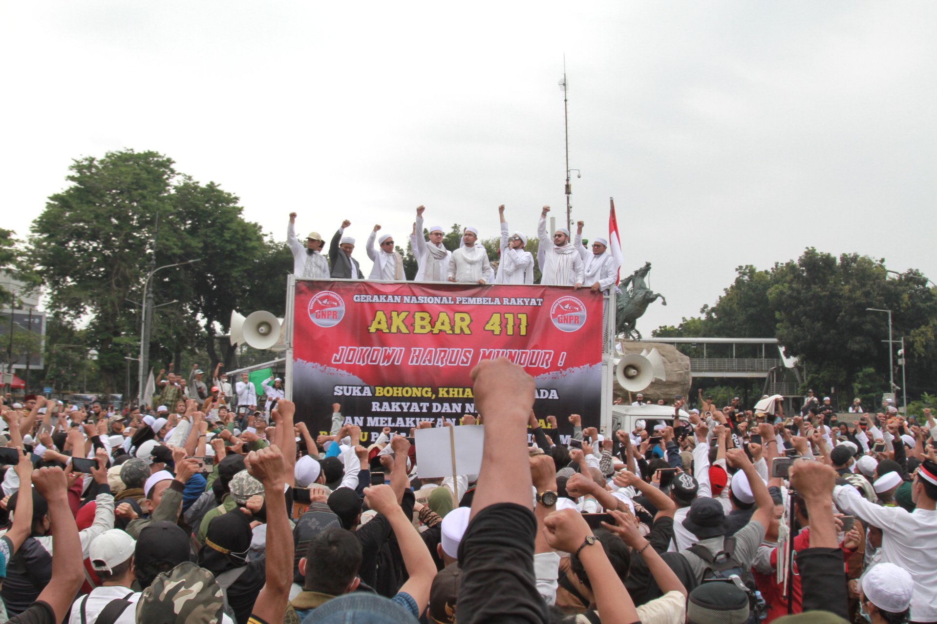 Ribuan massa dari Alumni PA 212 dan GNPR menggelar aksi demo di patung kuda (Ashar/SinPo.id)
