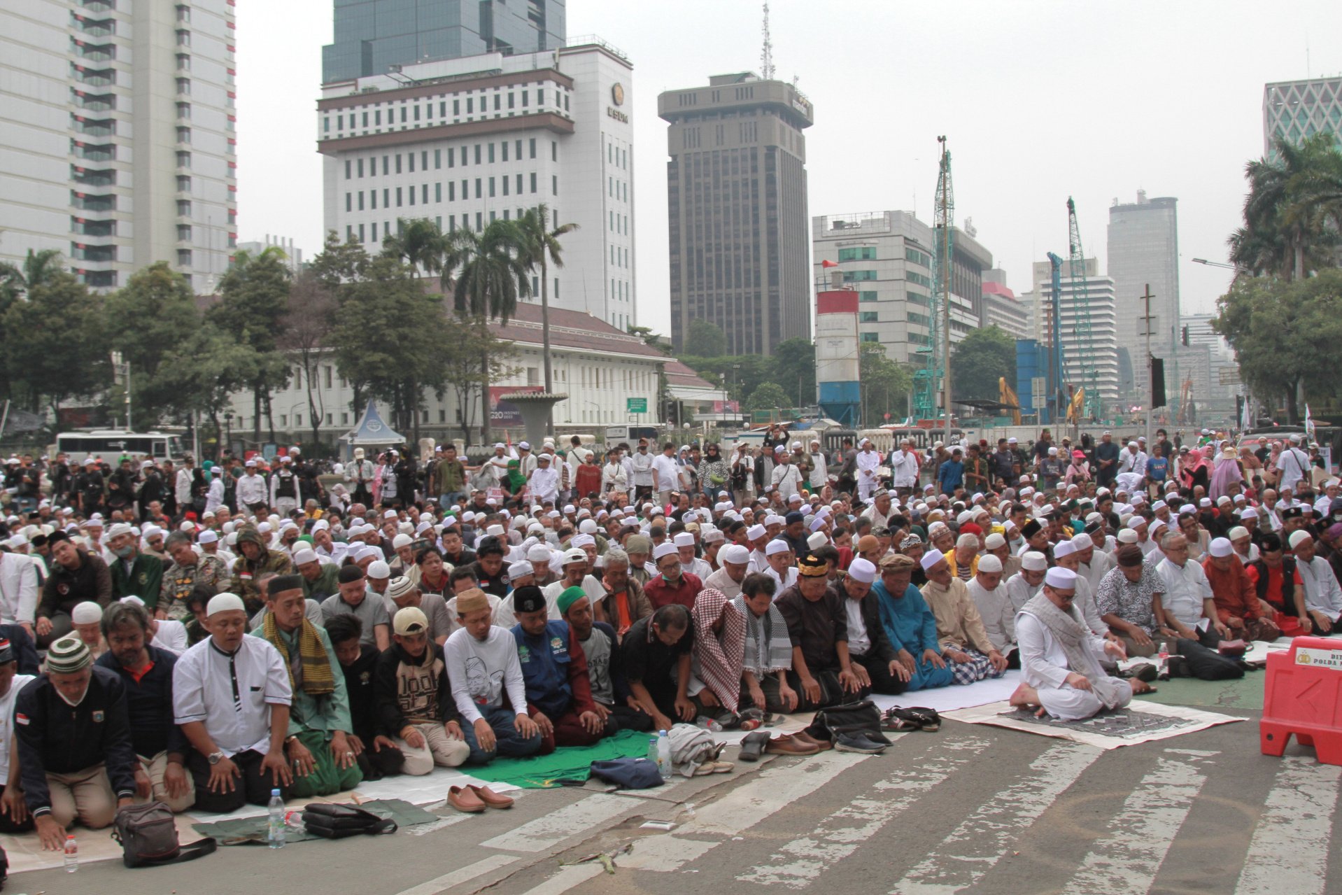 Ribuan massa dari Alumni PA 212 dan GNPR menggelar aksi demo di patung kuda (Ashar/SinPo.id)