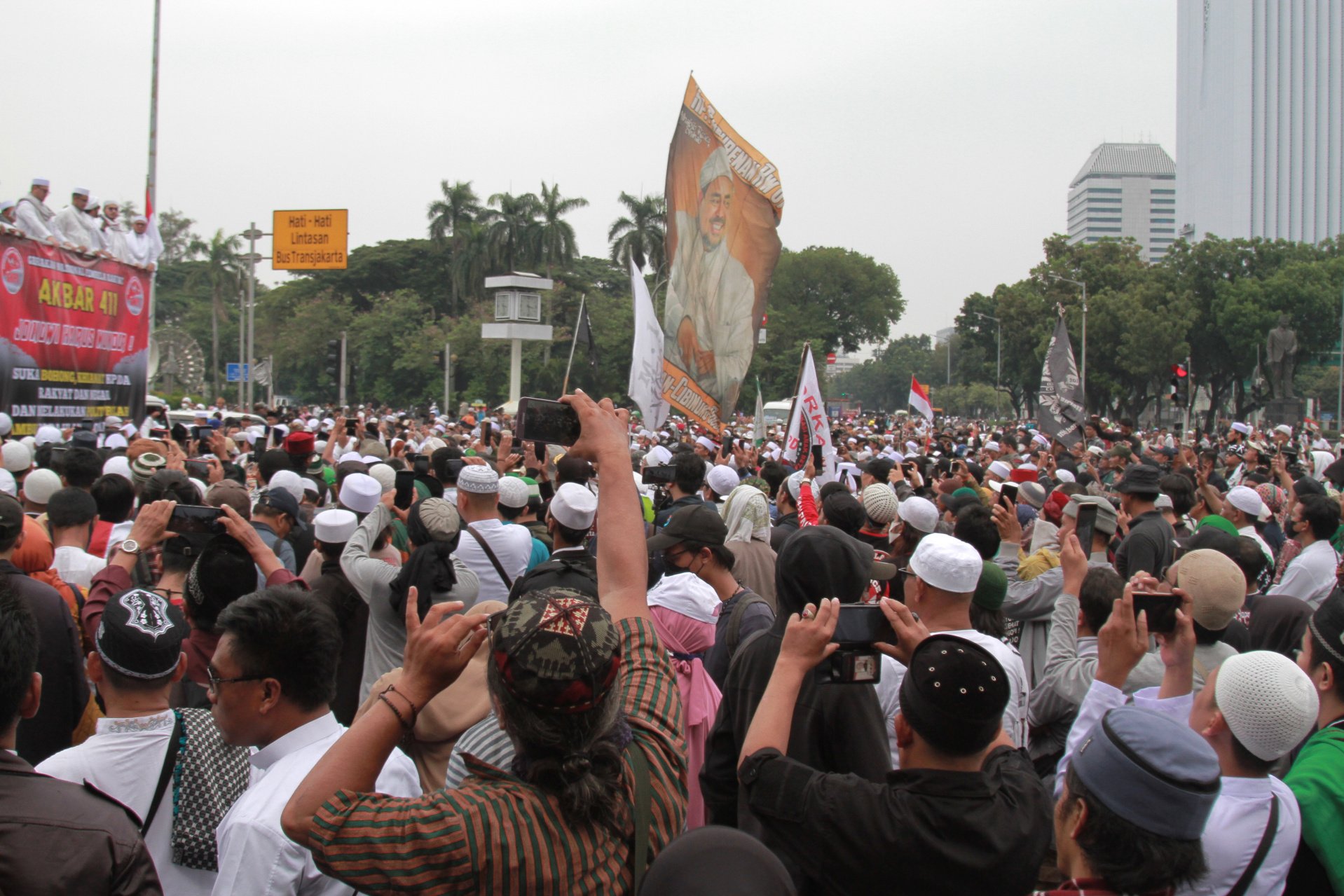 Ribuan massa dari Alumni PA 212 dan GNPR menggelar aksi demo di patung kuda (Ashar/SinPo.id)