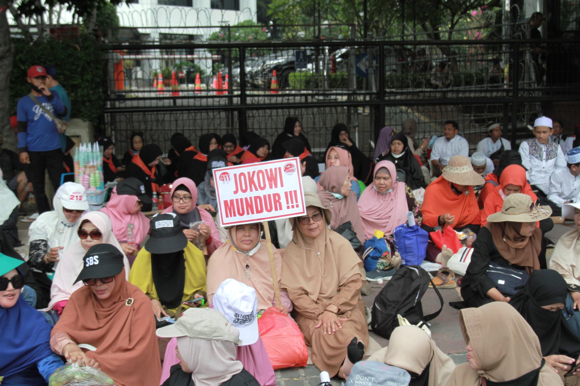 Ribuan massa dari Alumni PA 212 dan GNPR menggelar aksi demo di patung kuda (Ashar/SinPo.id)