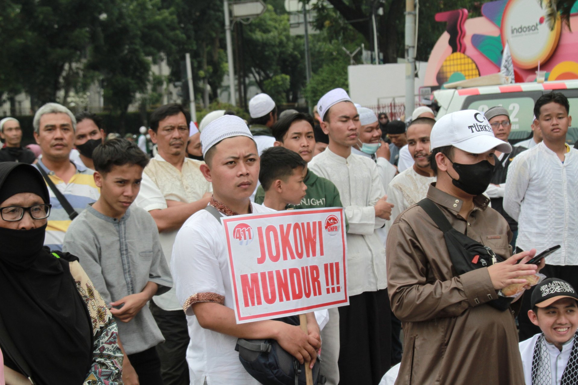 Ribuan massa dari Alumni PA 212 dan GNPR menggelar aksi demo di patung kuda (Ashar/SinPo.id)