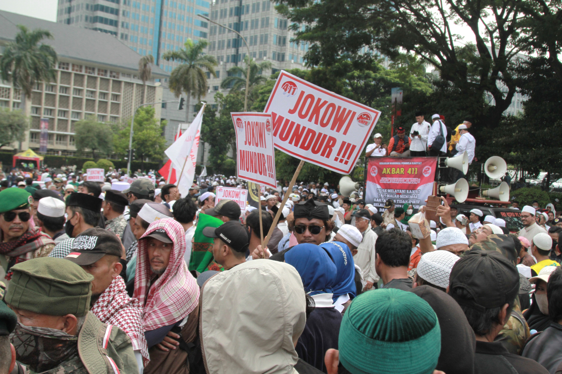 Ribuan massa dari Alumni PA 212 dan GNPR menggelar aksi demo di patung kuda (Ashar/SinPo.id)